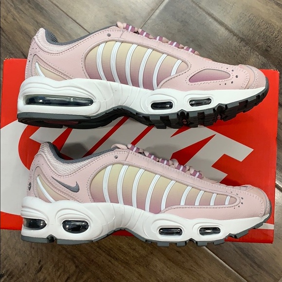• NIKE W AIR MAX TAILWIND IV barely rose/smoke gre - Picture 3 of 16